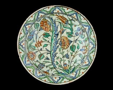 Un piatto in ceramica di Iznik,
Turchia ottomana, 