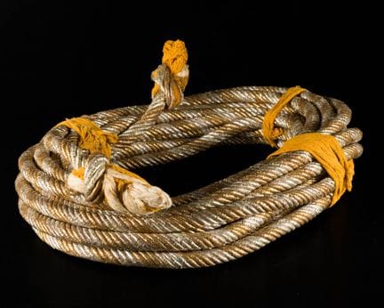 Une corde en fil métallique doré, probablement des