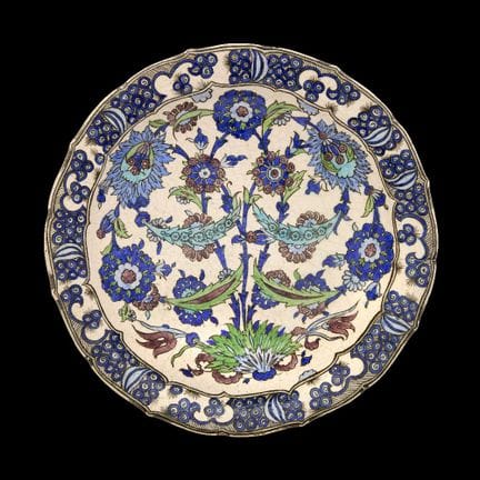 Un grande piatto in ceramica in stile Damasco di I