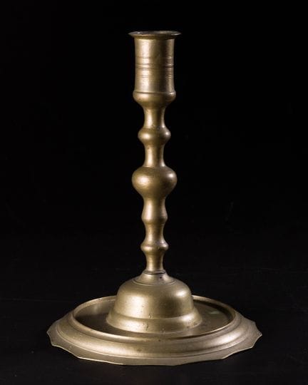 Un candelabro in ottone,
Province ottomane, XIX se