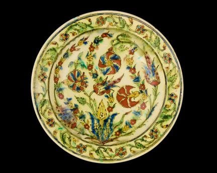 Piatto in ceramica in stile Iznik,
Kutahya, Turchi