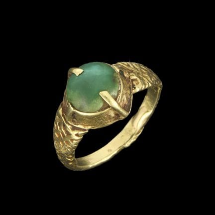 Anello in oro con una pietra turchese incastonata,