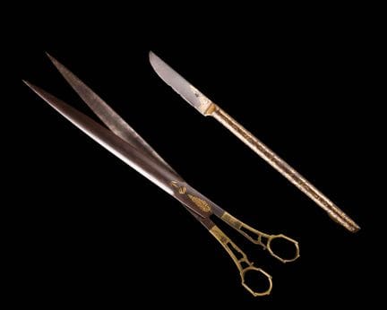 Coppia di forbici da calligrafo e coltello in acci