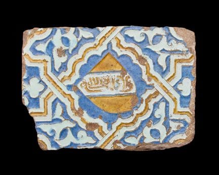 Piastrella in ceramica nasride o castigliana con s
