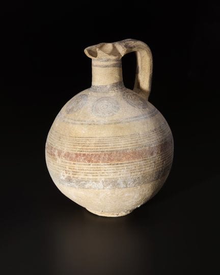 Un oinochoe in ceramica color cuoio della cultura 
