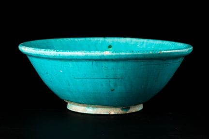 Una ciotola in ceramica con smalto turchese,

Con 