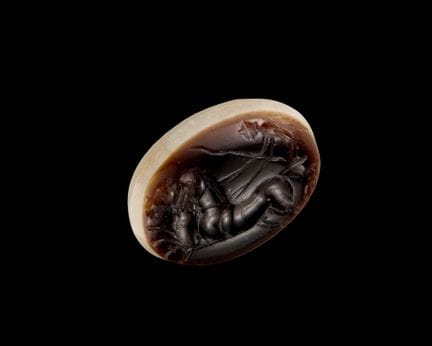 Intaglio romano in agata a bande raffigurante un a