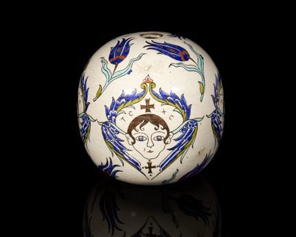 Ornamento da appendere in ceramica di forma ovoida