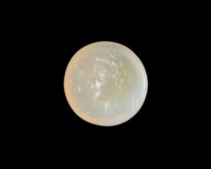 Intaglio romano in calcedonio jugato di famiglia i