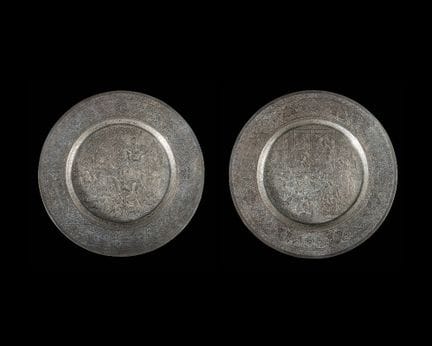 Due piatti in argento incisi di epoca Qajar,
Iran,