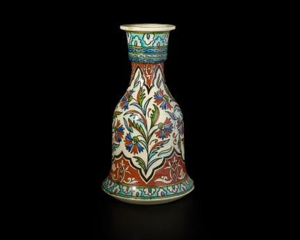 Base di huqqa in ceramica a forma di campana,
Kuta