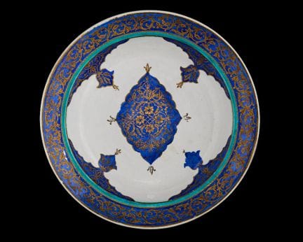 Un grande piatto da portata in ceramica in stile p