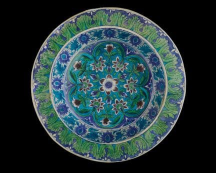 Piatto in ceramica decorato con motivi blu, bianch
