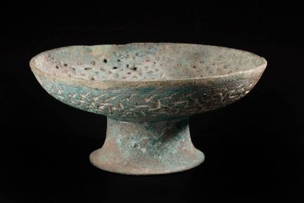 Tazza in bronzo traforato con piedistallo,
Oriente