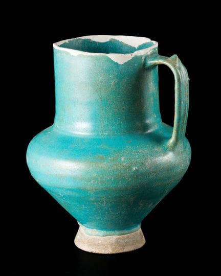 Una brocca in ceramica smaltata di colore blu turc