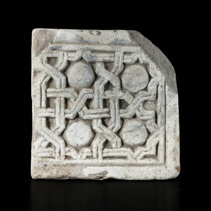 Frammento angolare in stucco scolpito di epoca sam