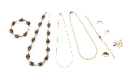 Ensemble de bijoux comprenant : une bague en or 9 