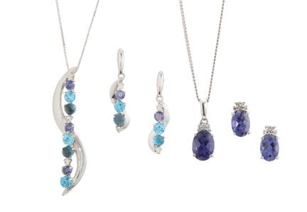 Deux ensembles composés d'un collier et d'une pair