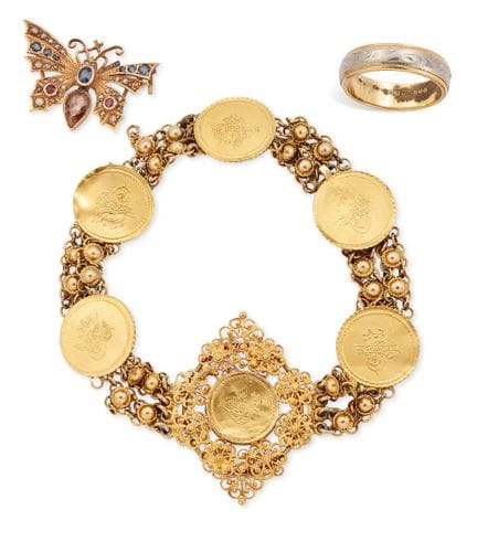 Un petit ensemble de bijoux, comprenant : une bagu