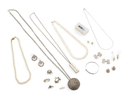 Un ensemble de bijoux, comprenant : un pendentif e