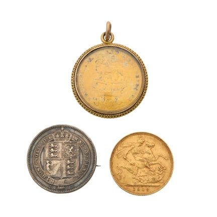 Un petit ensemble de bijoux, comprenant : une pièc
