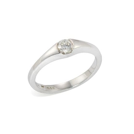 Bague en platine sertie d'un diamant taille brilla