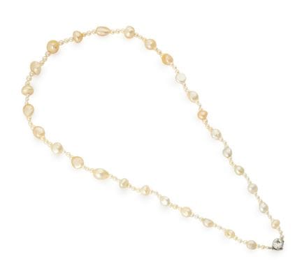 Un collier de perles, composé d'une série de perle
