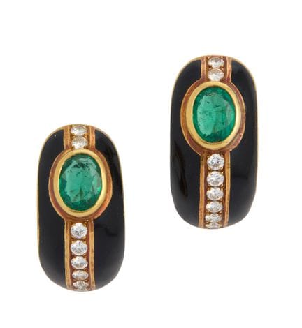 Une paire de boucles d'oreilles à clip en émeraude