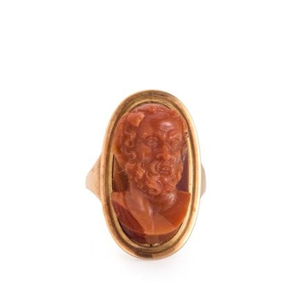 Bague à camée en or et pierre dure datant de la fi