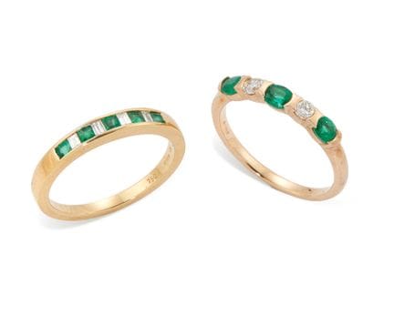 Deux bagues en émeraudes et diamants, comprenant :
