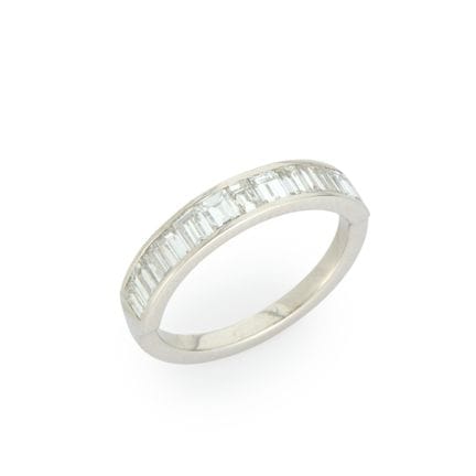 Une bague demi-éternité en diamants, sertie en rai