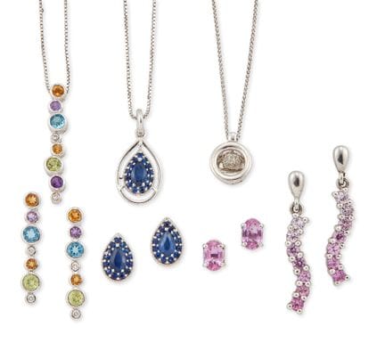Un ensemble de bijoux, comprenant : un collier ave
