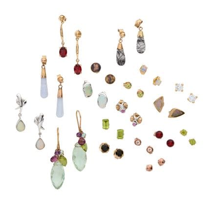 Une collection de boucles d’oreilles serties de pi