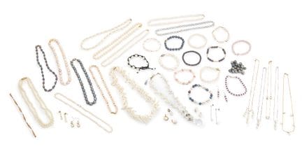Un ensemble de bijoux composés de perles de cultur