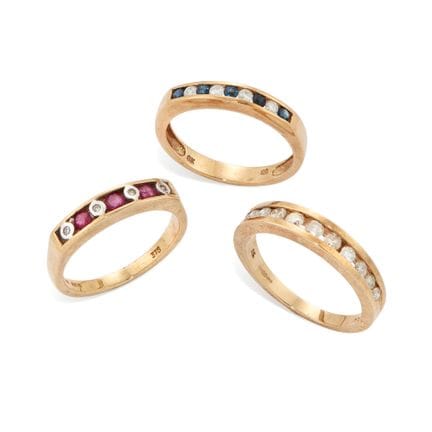 Trois bagues « demi-éternité » en or 9 carats, com