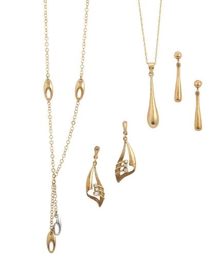 Un petit ensemble de bijoux, comprenant : une pair