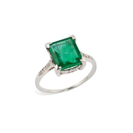 Une bague en émeraude et diamants, composée d'une 