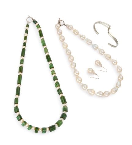 Un petit ensemble de bijoux, comprenant : un pende