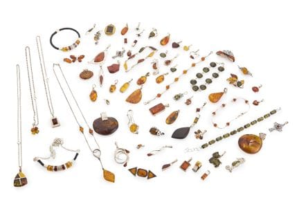 Un ensemble de bijoux en ambre, pour la plupart cl