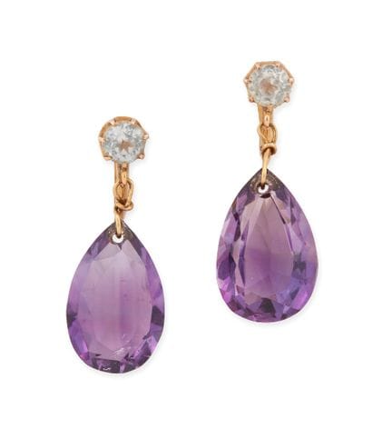 Une paire de boucles d'oreilles pendantes en améth