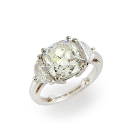 Monture Mellerio. Bague à trois diamants, composée