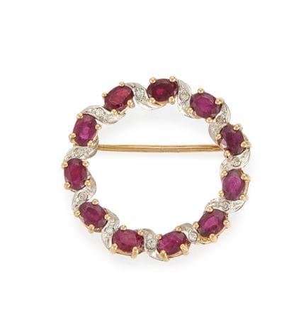 Broche en or 9 carats, ornée de rubis et de diaman