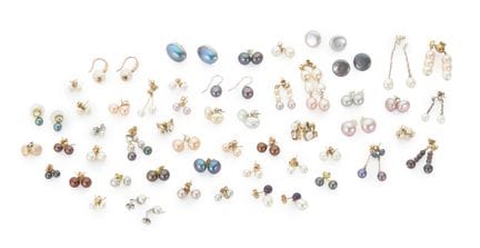 Un lot de boucles d'oreilles composées de perles d