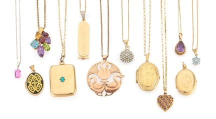 Ensemble de pendentifs et de chaînes, comprenant :