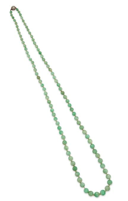 Collier composé d'une seule rangée de perles de ja