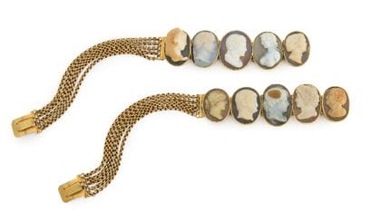 Une paire de bracelets à camées en pierre dure ser