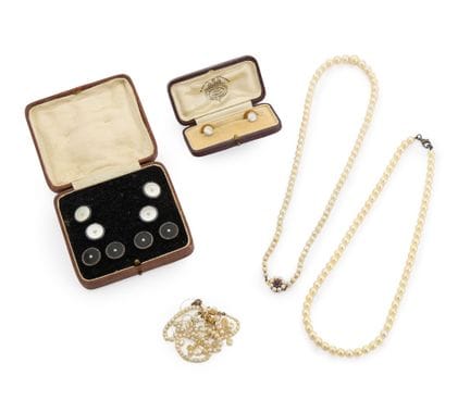 Un ensemble de bijoux, comprenant : une paire de b