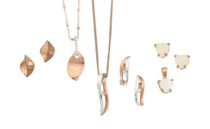 Ensemble de trois colliers et boucles d’oreilles, 