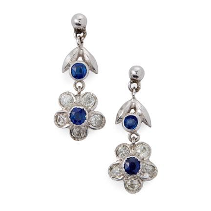 Une paire de boucles d'oreilles pendantes en saphi