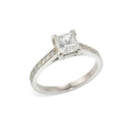 Bague en platine sertie d'un diamant taille prince